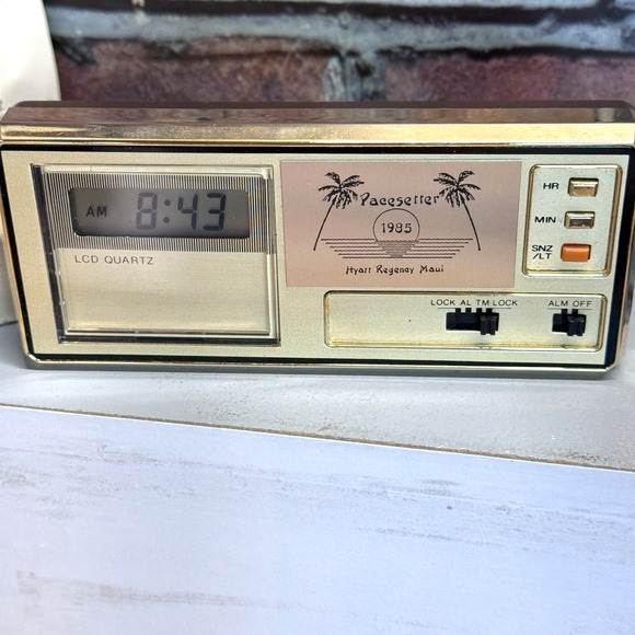 Vtg Tourist Mini Desk Travel Alarm LCD‎ Quartz Sentek Clock Hyatt Regency Maui - Picture 2 of 10